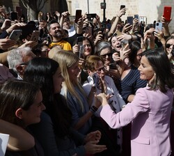 El público congregrado en el Ayuntamiento saluda a Su Majestad la Reina