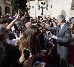 Su Majestad el Rey recibe el cariñoso saludo del público congregado en el Ayuntamiento