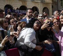 Doña Letizia se fotografía con el público
