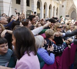 Sus Majestades los Reyes reciben el cariño del público