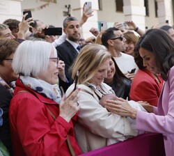 Su Majestad la Reina con un recien nacido y su familia durante los saludos al público