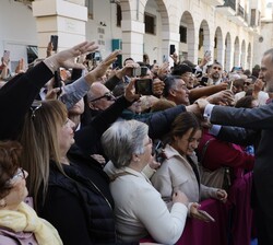 Sus Majestades los Reyes saludan al público presente