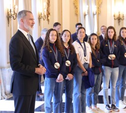 Don Felipe durante la audiencia dirige unas palabras a los medallistas