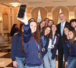 Don Felipe con los medallistas de los Campeonatos Acuáticos de 2024, de Europa, en Eindhoven y Croacia, y del Mundo, en Doha