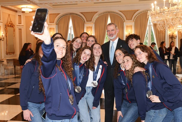 Don Felipe con los medallistas de los Campeonatos Acuáticos de 2024, de Europa, en Eindhoven y Croacia, y del Mundo, en Doha
