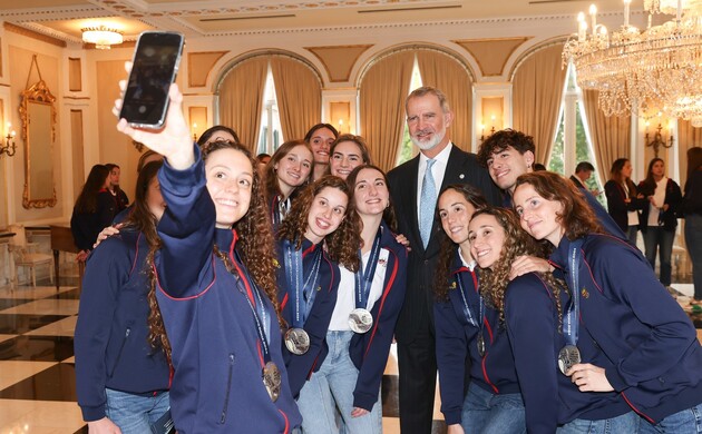 Don Felipe con los medallistas de los Campeonatos Acuáticos de 2024, de Europa, en Eindhoven y Croacia, y del Mundo, en Doha