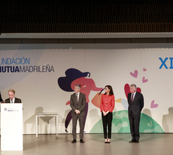 Su Majestad la Reina junto al ministro de Interior, Fernando Grande-Marlaska y el presidente de la Fundación Mutua Madrileña, Ignacio Garralda durante