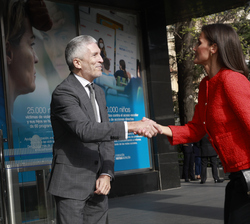 Su Majestad la Reina recibe el saludo del ministro de Interior, Fernando Grande-Marlaska