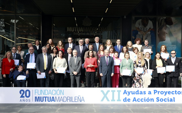 Fotografía de grupo con los beneficiarios de las ayudas