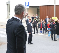 El Rey a su llegada al Campus Norte del IESE Business School recibe el cariño de los vecinos