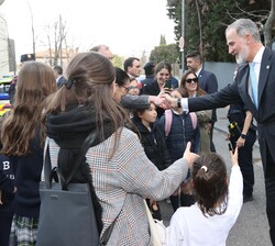Don Felipe tras su lelgada al Campus Norte del IESE Business School de Barcelona con las personas que le esperaban