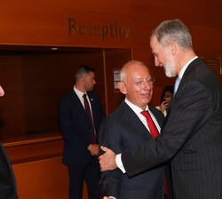 Encuentro de Don Felipe con el presidente de Mango y premiado, Isak Andic