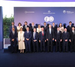 Su Majestad el Rey con autoridades asistentes a la VIII edición del Premio Reino de España a la Trayectoria Empresarial a Isak Andic, cofundador y pre