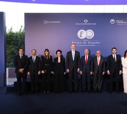 El Rey con el presidente de Mango y premiado, Isak Andic, sus familiares y el equipo directivo