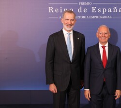 Don Felipe junto a Isak Andic, cofundador y presidente de Mango