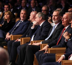 Don Felipe en la primera fila de asientos junto al galardonado, Isak Andic, y autoridades