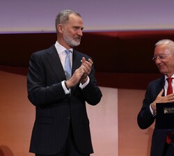 Don Felipe e Isak Andic tras recibir el premio