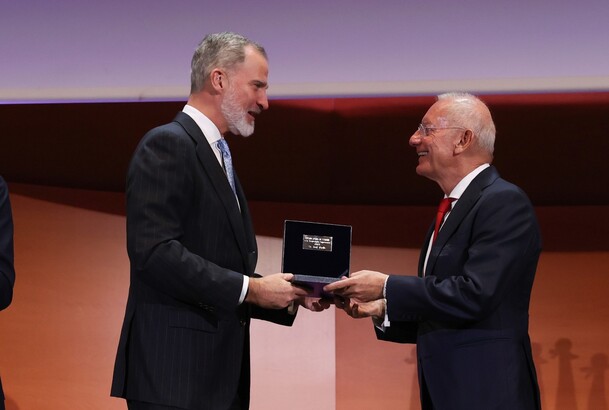 Su Majestad el Rey entrega el Premio Reino de España a la Trayectoria Empresarial a Isak Andic