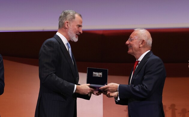 Su Majestad el Rey entrega el Premio Reino de España a la Trayectoria Empresarial a Isak Andic