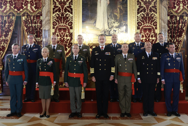 Fotografía de grupo de Su Majestad el Rey con un grupo de generales de brigada