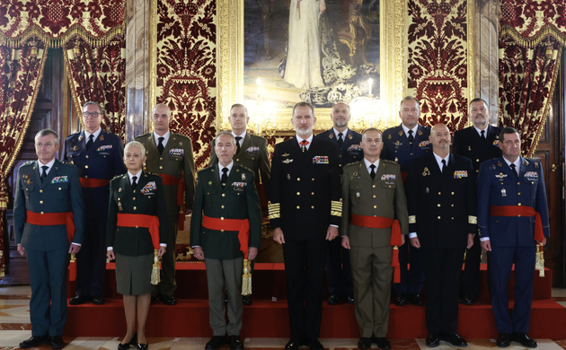 Fotografía de grupo de Su Majestad el Rey con un grupo de generales de brigada