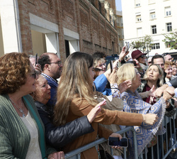 Su Majestad el Rey recibe un caluroso recibimiento de los vecinos de Cádiz