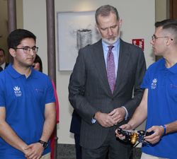 Su Majestad el Rey conversa con estudiantesque han creado el proyecto de coche sostenible de F1 - Fórmula GADES de la Universidad de Cádiz