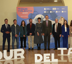 Fotografía de grupo de Su Majestad el Rey con los miembros del jurado y los candidatos al Premio Princesa de Girona “Social 2024”