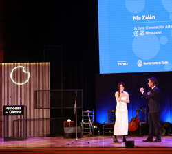 Diálogo sobre la “Generación Arte” entre Federico Linares, abogado y presidente de EY España, y Nia Zalen, cantante, compositora y musicot