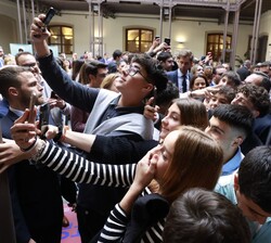 Don Felipe se fotografía con varios jóvenes durante el encuentro matenido en el Palacio de Congresos de Cádiz