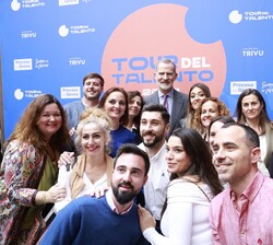 Su Majestad el Rey en un momento del encuentro matenido con los jóvenes asistentes al acto