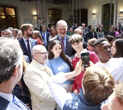 El Rey en un momento del encuentro matenido en el Palacio de Congresos de Cádiz