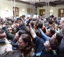 Don Felipe se fotografía con varios jóvenes en un momento del encuentro matenido en el Palacio de Congresos de Cádiz