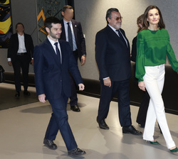 Su Majestad la Reina a su llegada al acto, acompañada por el ministro de Derechos Sociales, Consumo y Agenda 2030, Pablo Bustinduy y el presidente del