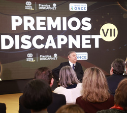 Su Majestad la Reina durante la intervención del director de Accesibilidad Universal e Innovación de la Fundación ONCE