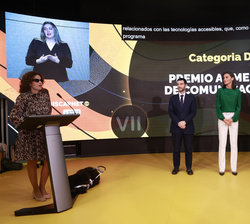 Su Majestad la Reina acompañada por el ministro de Derechos Sociales, Consumo y Agenda 2030 y el presidente del Consejo General de la ONCE y de su Fun