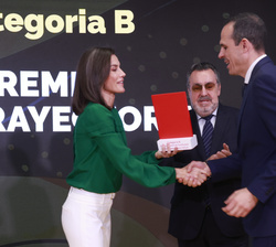 Su Majestad la Reina entrega el premio en la Categoría B, a la “Persona, empresa, entidad u organización” a Israel González Fernández, dir