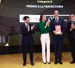 Su Majestad la Reina tras entregar el premio en la Categoría B, a la “Persona, empresa, entidad u organización” a Israel González Fernánde