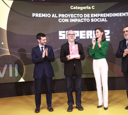 Su Majestad la Reina tras la entrega del premio en la Categoría C, al “Proyecto de emprendimiento con impacto social” a Luis González, de 
