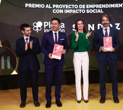 Su Majestad la Reina tras la entrega del premio en la Categoría C, al “Proyecto de emprendimiento con impacto social” a Jesús Vidart, dire