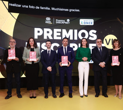 Fotografía de grupo de Su Majestad la Reina con los galardonados con los Premios Discapnet a las Tecnologías Accesibles, de la Fundación ONCE