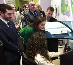Su Majestad la Reina recorre la zona gamers de “Por Talento Digital” de Fundación ONCE