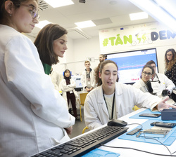 Su Majestad la Reina visita una de las aulas de “Por Talento Digital” de Fundación ONCE