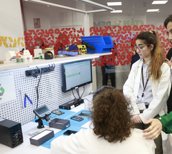 Su Majestad la Reina conversa con unas estudiantes de “Por Talento Digital” de Fundación ONCE
