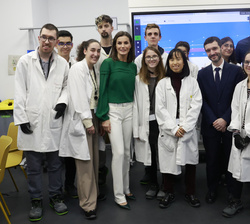 Fotografía de grupo de Su Majestad la Reina con estudiantes de “Por Talento Digital” de Fundación ONCE