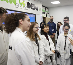Su Majestad la Reina conversa con estudiantes de “Por Talento Digital” de Fundación ONCE