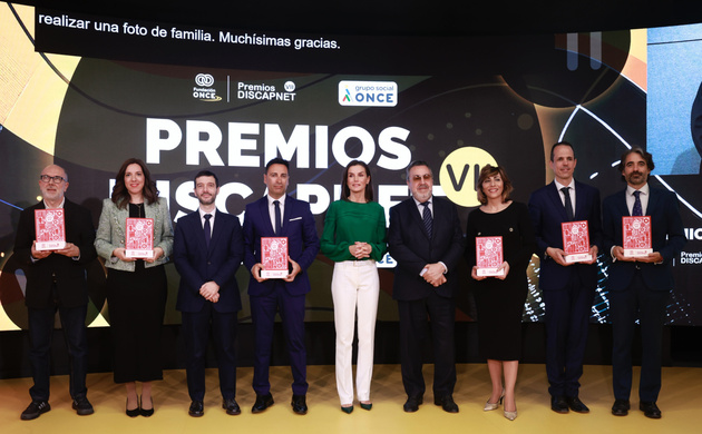 Fotografía de grupo de Su Majestad la Reina con los galardonados con los Premios Discapnet a las Tecnologías Accesibles, de la Fundación ONCE