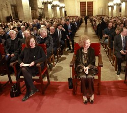 Su Majestad la Reina Doña Sofía en primera fila junto a su hermana, Su Alteza Real la Princesa Doña Irene