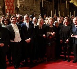 Su Majestad la Reina Doña Sofía junto a las autoridades a la finalización del concierto