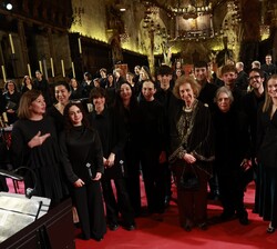 Doña Sofía junto a los miembros de la Coral Universitaria de las Islas Baleares 